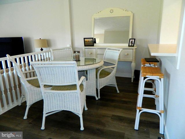 82 PEBBLE LN, Blackwood, NJ 08012