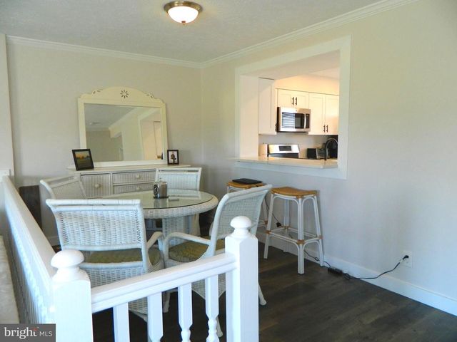 82 PEBBLE LN, Blackwood, NJ 08012