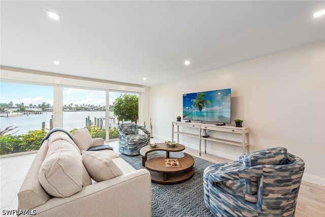 2850 Gulf Shore BLVD N 102, Naples, FL 34103