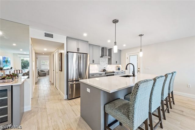 2850 Gulf Shore BLVD N 102, Naples, FL 34103