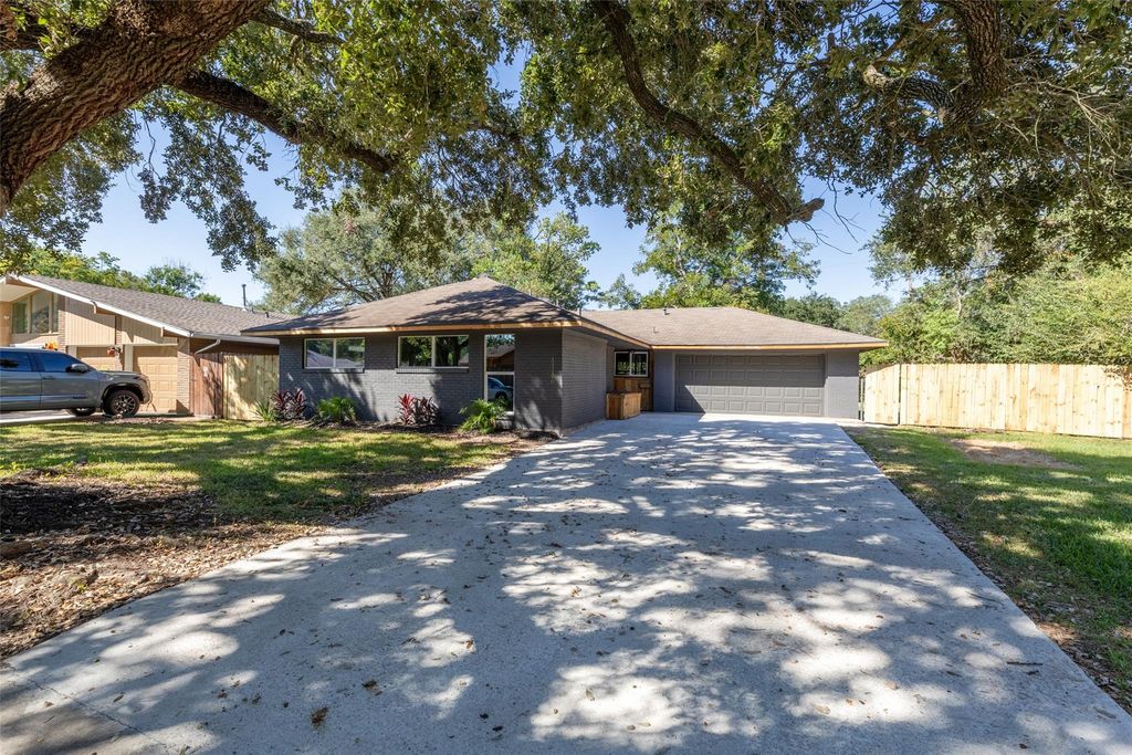 11106 Huggins Drive, Houston, TX 77035