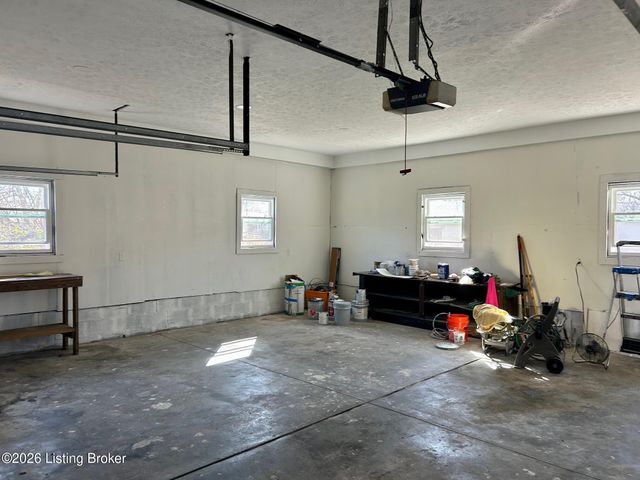 4820 Hood Rd, Louisville, KY 40213