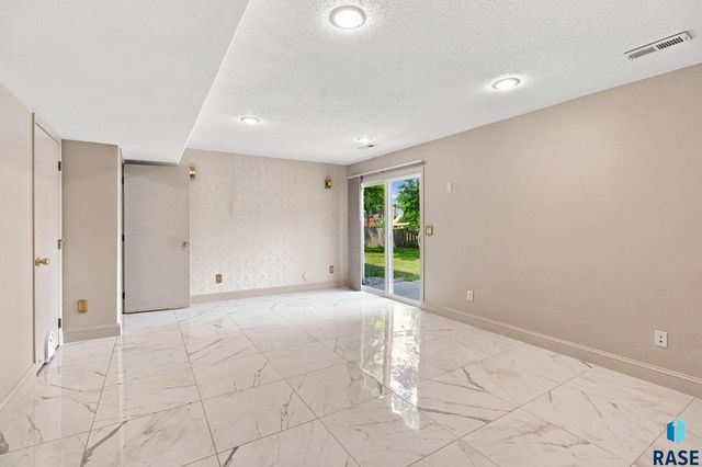 4404 E Steeple Cir Circle, Sioux Falls, SD 57103