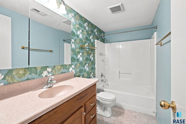 4404 E Steeple Cir Circle, Sioux Falls, SD 57103