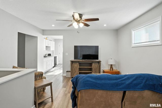 300 S 14TH Street, Leclaire, IA 52753