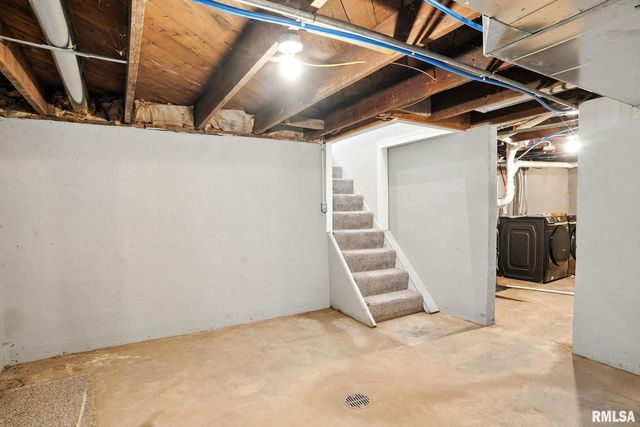 300 S 14TH Street, Leclaire, IA 52753
