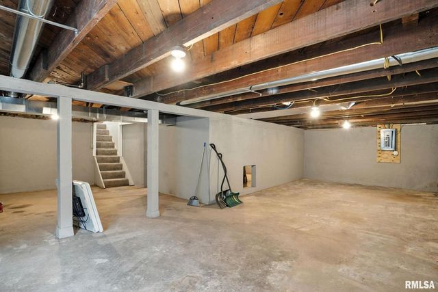 300 S 14TH Street, Leclaire, IA 52753