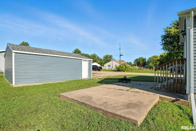 300 S 14TH Street, Leclaire, IA 52753
