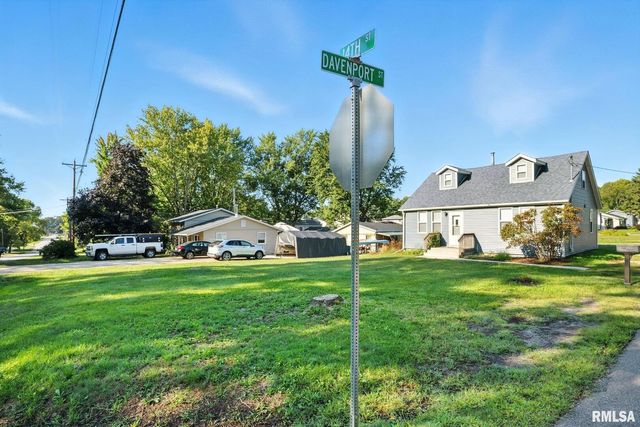 300 S 14TH Street, Leclaire, IA 52753