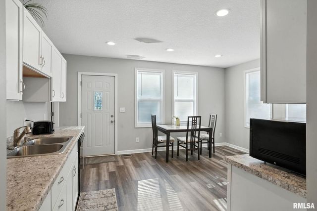 300 S 14TH Street, Leclaire, IA 52753