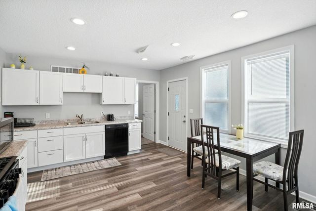 300 S 14TH Street, Leclaire, IA 52753