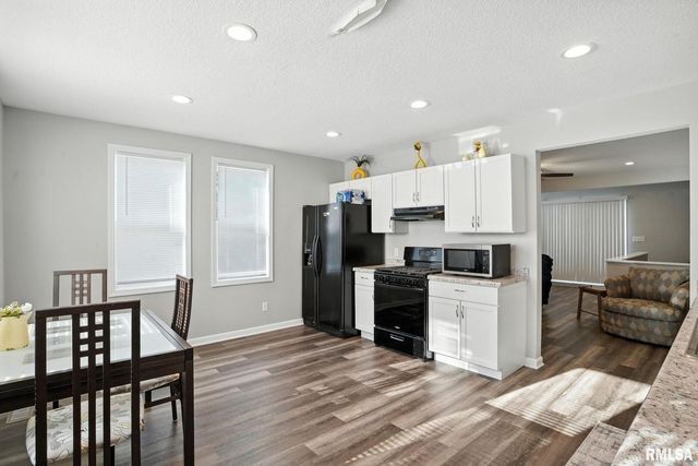 300 S 14TH Street, Leclaire, IA 52753