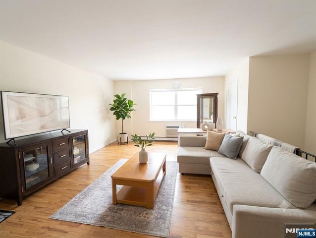 18B Lakeview Avenue, Leonia, NJ 07605