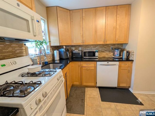 18B Lakeview Avenue, Leonia, NJ 07605
