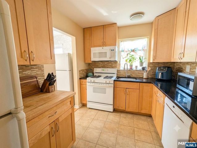 18B Lakeview Avenue, Leonia, NJ 07605