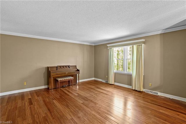 4325 Rosebriar Lane, Winston-salem, NC 27106