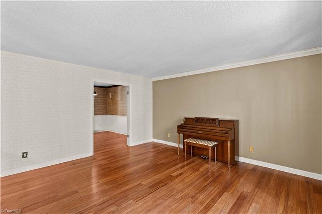 4325 Rosebriar Lane, Winston-salem, NC 27106