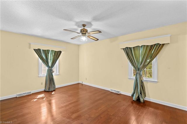 4325 Rosebriar Lane, Winston-salem, NC 27106