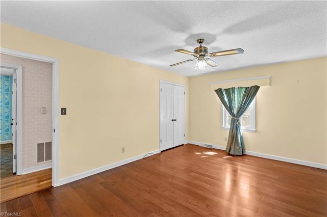 4325 Rosebriar Lane, Winston-salem, NC 27106