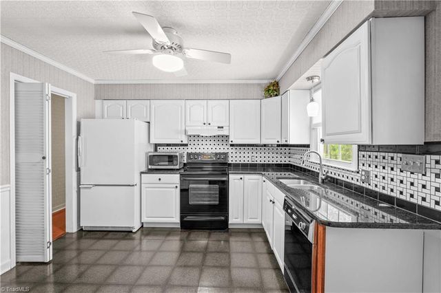 4325 Rosebriar Lane, Winston-salem, NC 27106