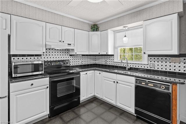 4325 Rosebriar Lane, Winston-salem, NC 27106