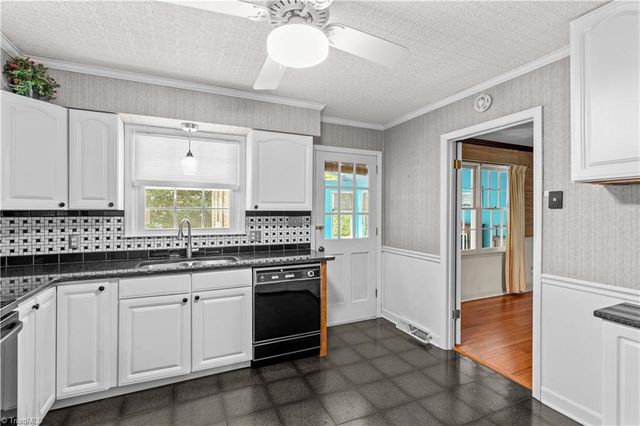 4325 Rosebriar Lane, Winston-salem, NC 27106