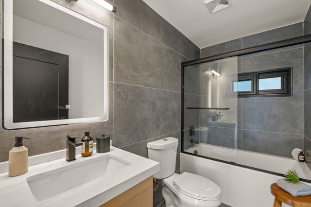 5229 5229 Miles Ave, Oakland, CA 94618