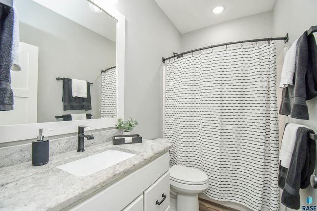 6616 E 33rd St Street, Sioux Falls, SD 57110