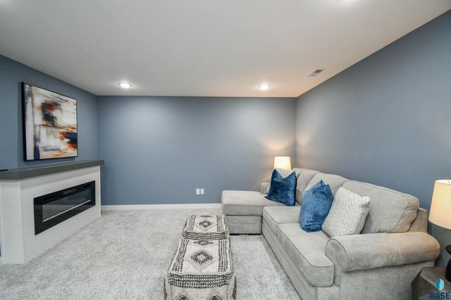 6616 E 33rd St Street, Sioux Falls, SD 57110