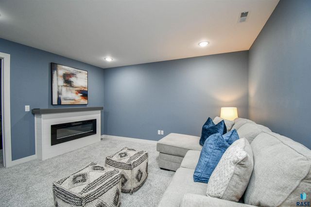 6616 E 33rd St Street, Sioux Falls, SD 57110