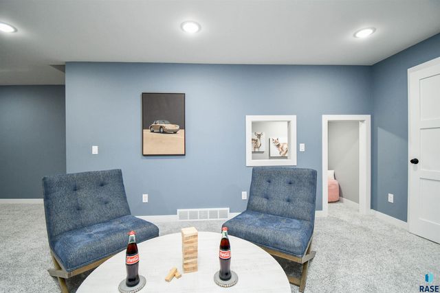 6616 E 33rd St Street, Sioux Falls, SD 57110