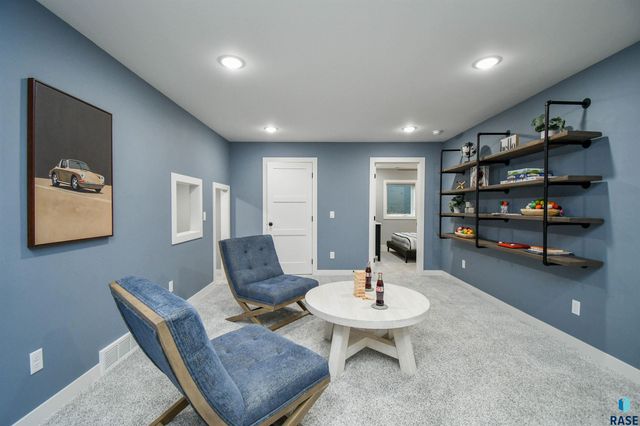 6616 E 33rd St Street, Sioux Falls, SD 57110