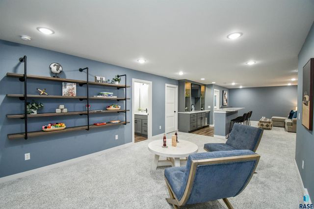 6616 E 33rd St Street, Sioux Falls, SD 57110