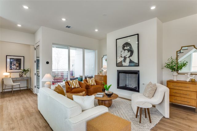 345 College Avenue, Fort Worth, TX 76104