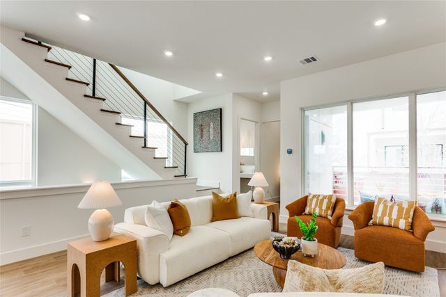 345 College Avenue, Fort Worth, TX 76104
