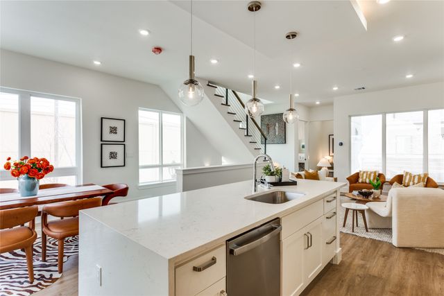 345 College Avenue, Fort Worth, TX 76104
