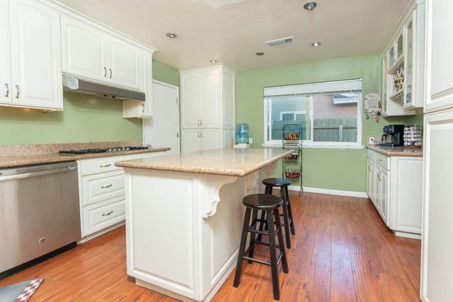 1574 Bluejay Circle, Hanford, CA 93230