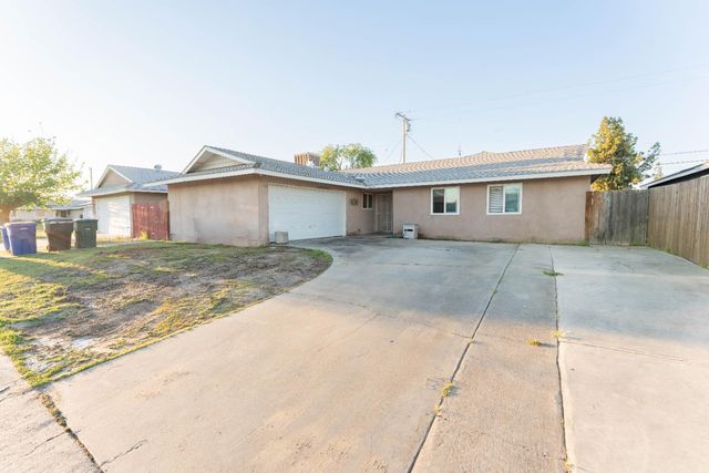 1574 Bluejay Circle, Hanford, CA 93230