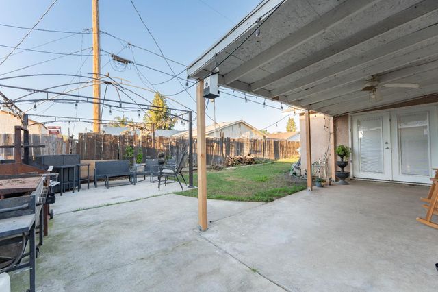 1574 Bluejay Circle, Hanford, CA 93230