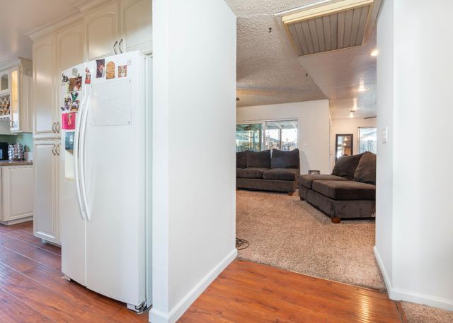 1574 Bluejay Circle, Hanford, CA 93230