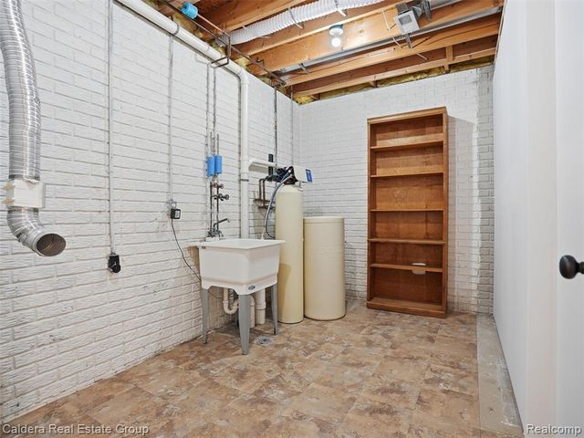 2745 Riverside Drive, Waterford, MI 48329