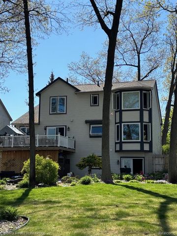 2745 Riverside Drive, Waterford, MI 48329