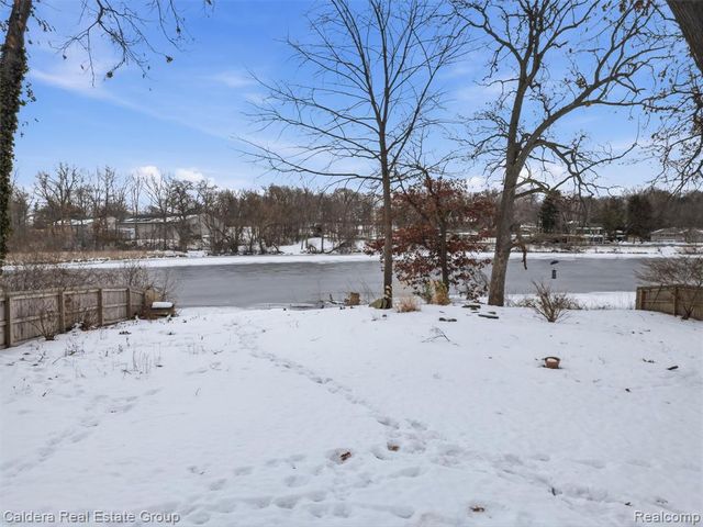 2745 Riverside Drive, Waterford, MI 48329