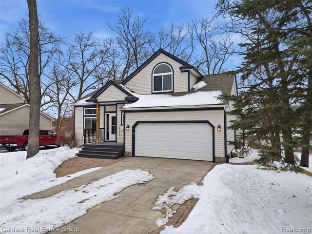 2745 Riverside Drive, Waterford, MI 48329