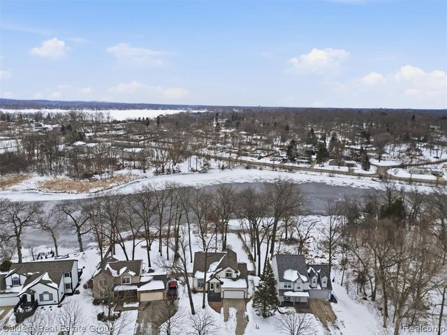 2745 Riverside Drive, Waterford, MI 48329