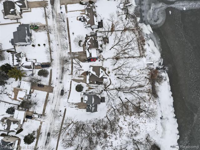 2745 Riverside Drive, Waterford, MI 48329