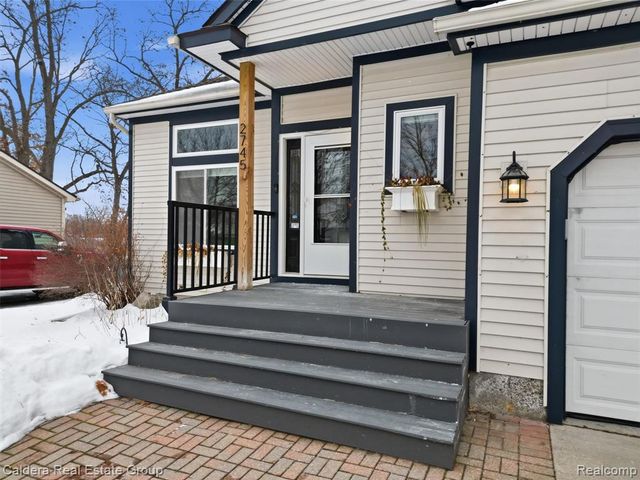 2745 Riverside Drive, Waterford, MI 48329