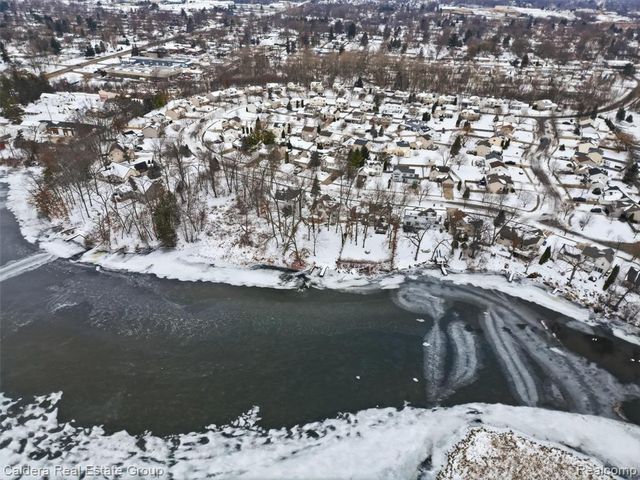 2745 Riverside Drive, Waterford, MI 48329