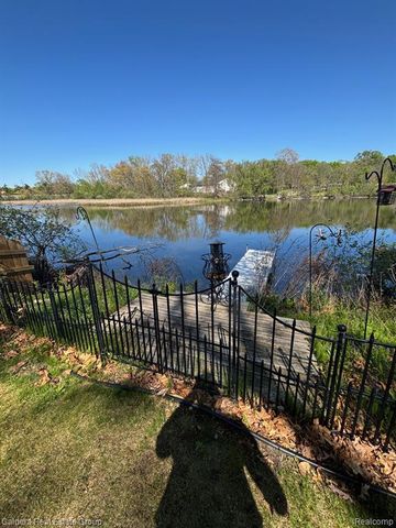 2745 Riverside Drive, Waterford, MI 48329