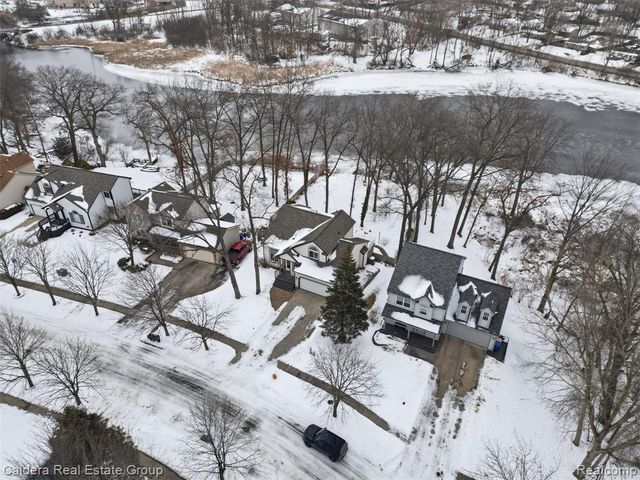 2745 Riverside Drive, Waterford, MI 48329